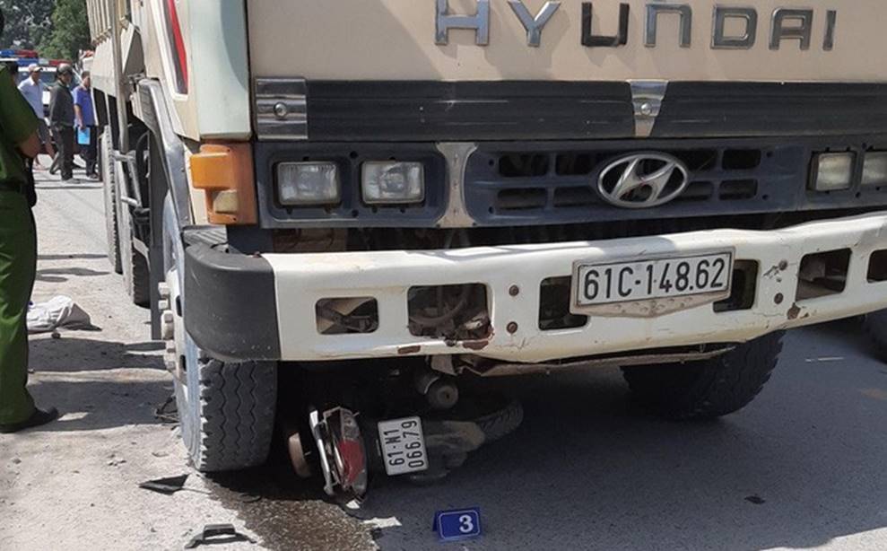 Mẹ bị xe ben cán chết thương tâm, con trai ôm thi thể gào khóc giữa đường-1