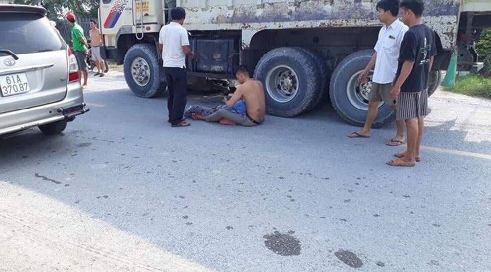Mẹ bị xe ben cán chết thương tâm, con trai ôm thi thể gào khóc giữa đường-2