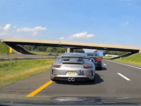 Phản xạ siêu nhanh, tài xế Porsche đánh lái tránh va chạm thần kỳ