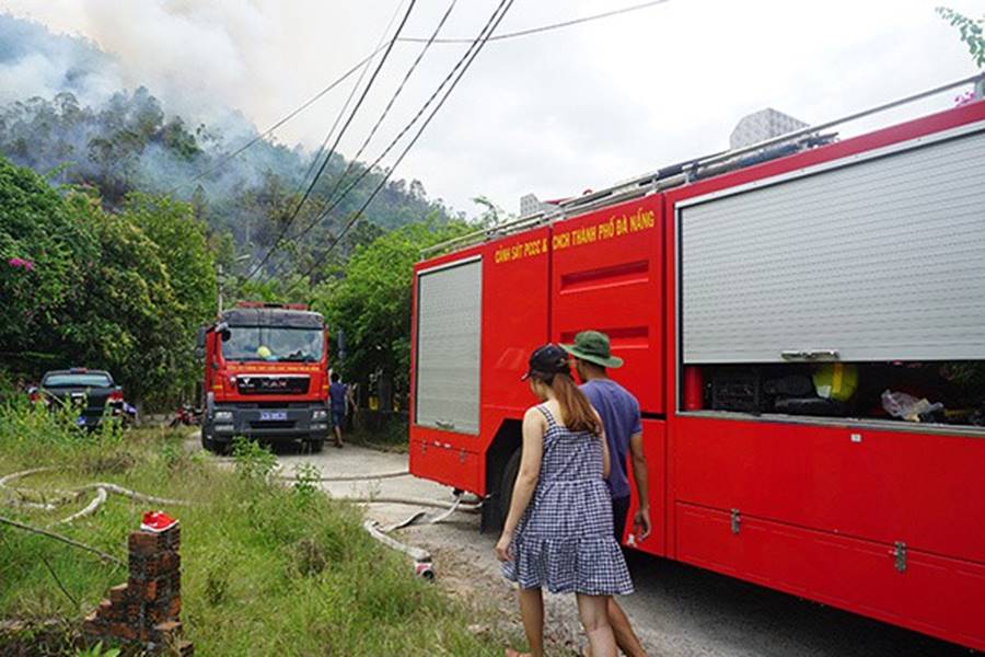Rừng ở Đà Nẵng bốc cháy dữ dội, hơn 100 người tham gia dập lửa-3