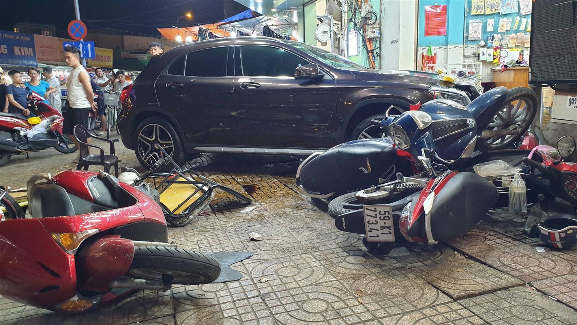 TP.HCM: Nữ tài xế lái Mercedes tông hàng loạt xe máy, nhiều người nằm la liệt trên đường-2