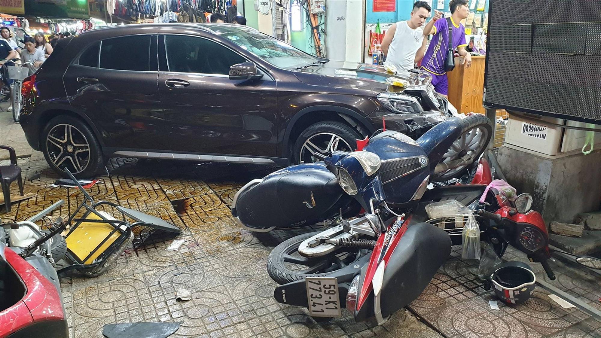TP.HCM: Nữ tài xế lái Mercedes tông hàng loạt xe máy, nhiều người nằm la liệt trên đường-3