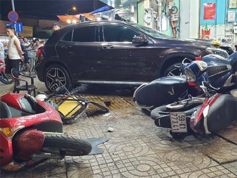 TP.HCM: Nữ tài xế lái Mercedes tông hàng loạt xe máy, nhiều người nằm la liệt trên đường