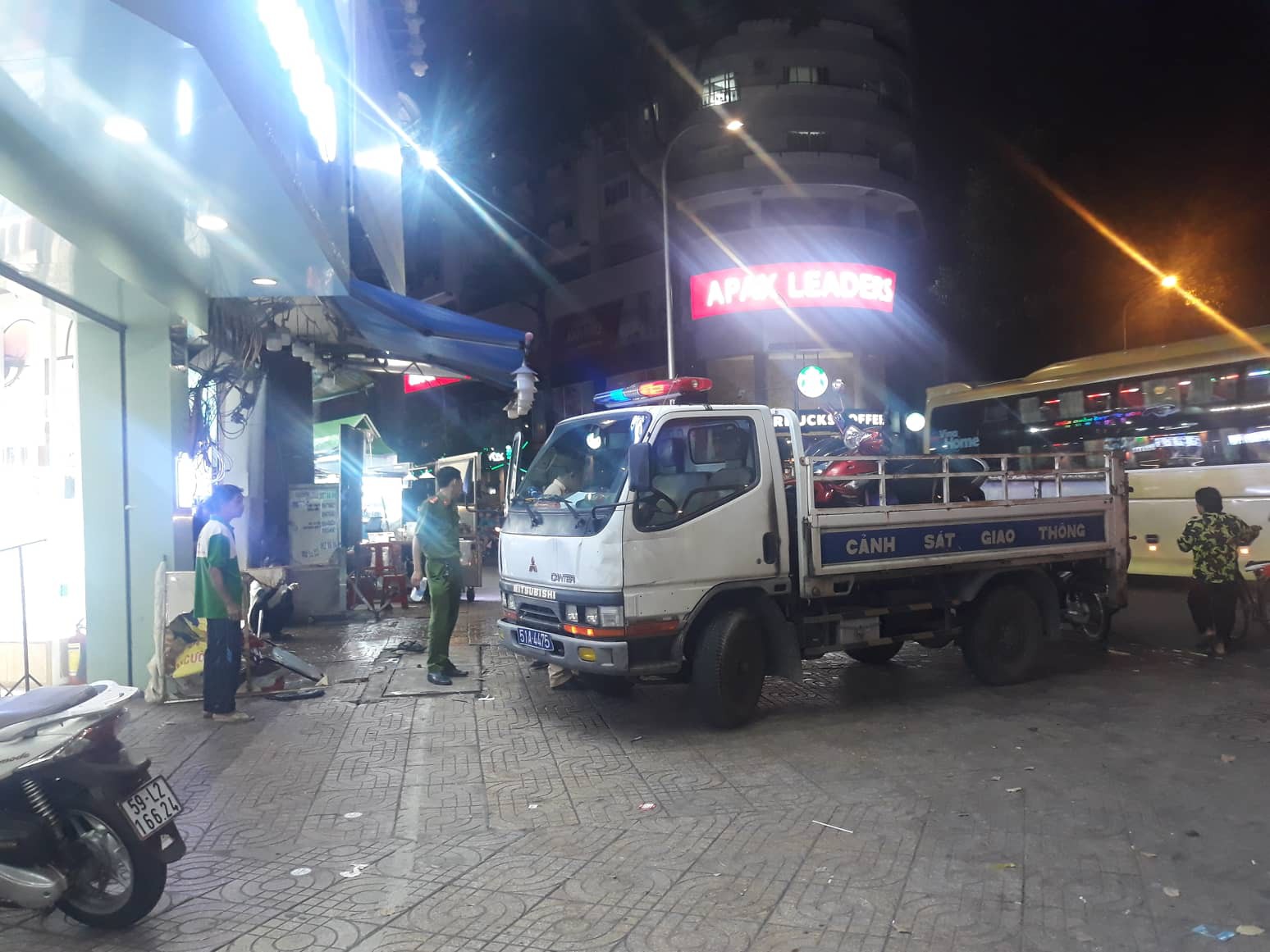 Người dân kể lại lúc nữ tài xế Mercedes tông một loạt xe máy: Cô ấy không say, nhưng chắc đi giày cao gót nên vướng chân ga-1