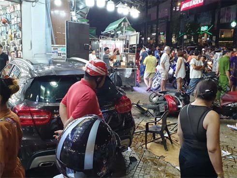 Người dân kể lại lúc nữ tài xế Mercedes tông một loạt xe máy: