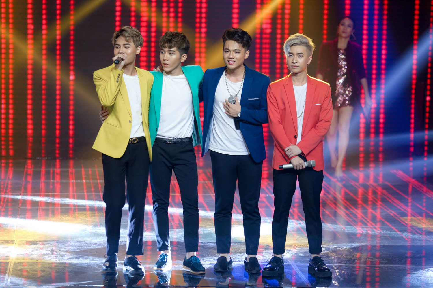 The Voice: Bị chỉ trích thiên vị gái xinh, Hồ Hoài Anh bất ngờ phản pháo ngay trên sóng truyền hình-4
