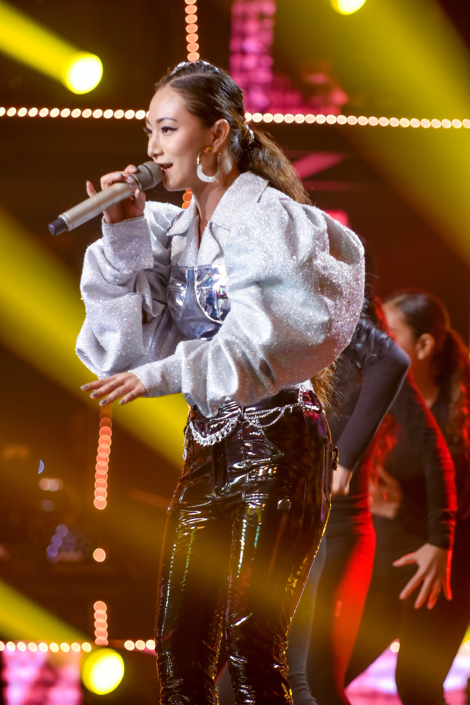 The Voice: Bị chỉ trích thiên vị gái xinh, Hồ Hoài Anh bất ngờ phản pháo ngay trên sóng truyền hình-11