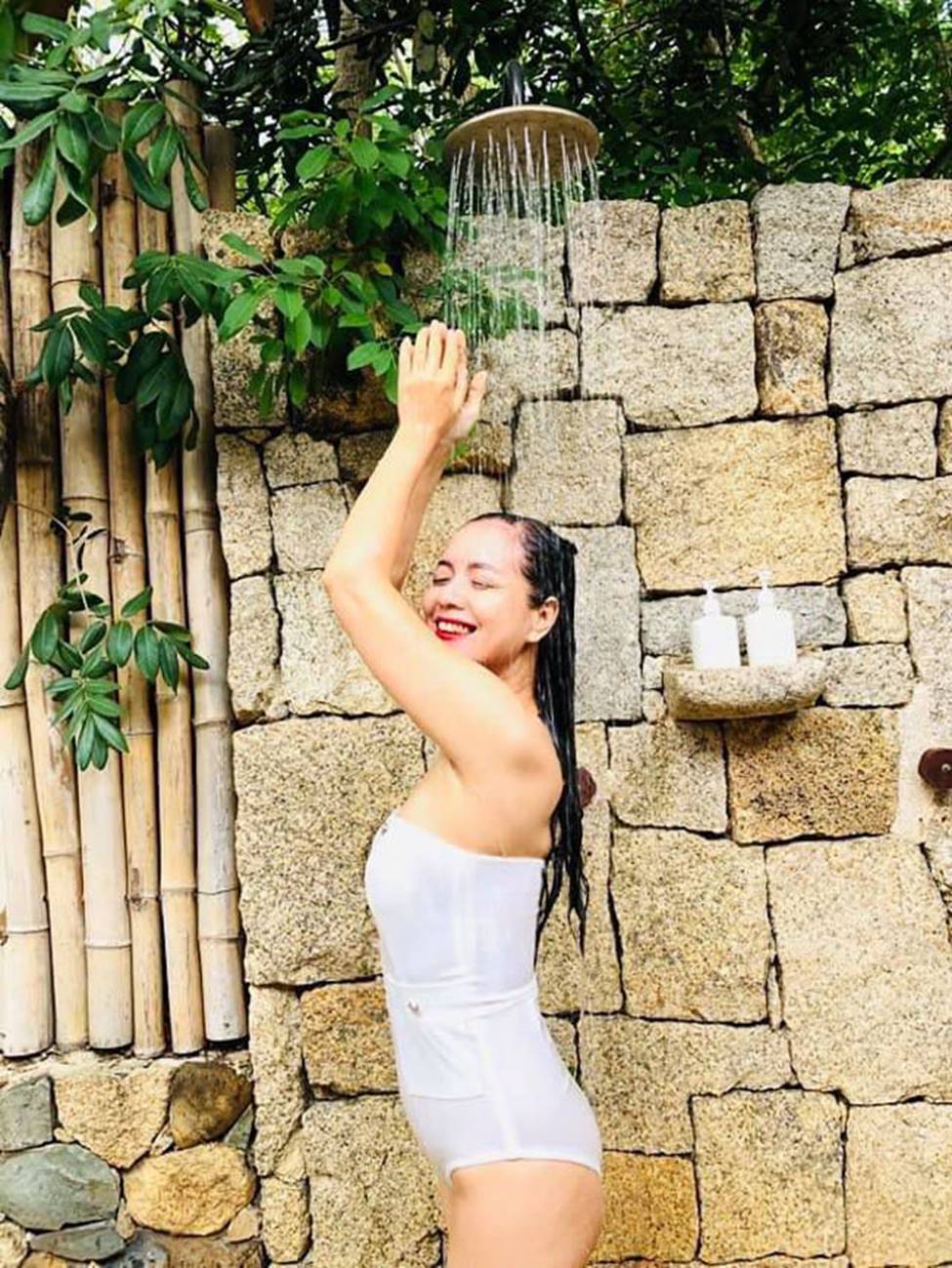 MC Nguyễn Cao Kỳ Duyên, Chiều Xuân... gần 60 có body đủ sexy để mặc bikini-11