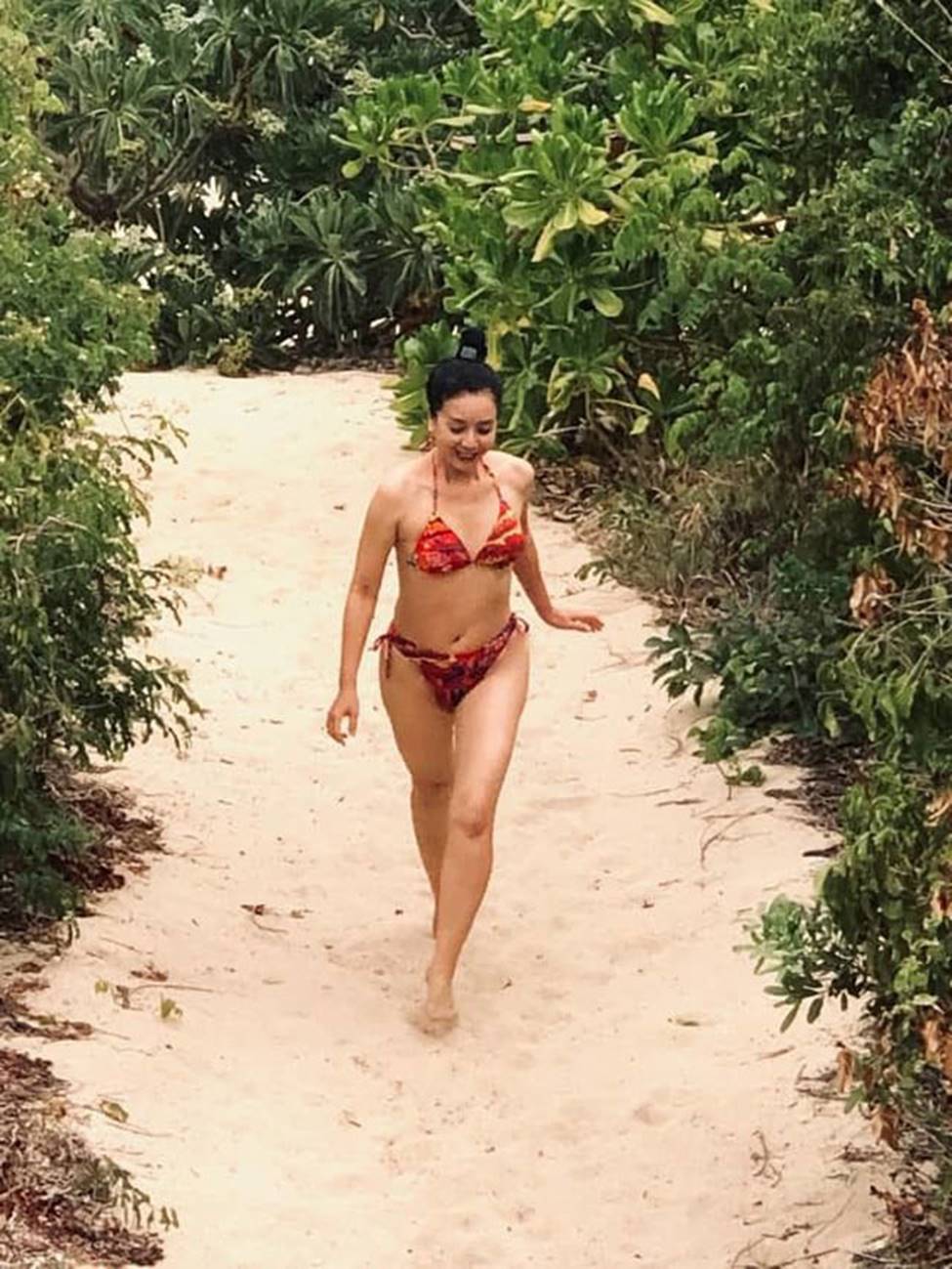 MC Nguyễn Cao Kỳ Duyên, Chiều Xuân... gần 60 có body đủ sexy để mặc bikini-14