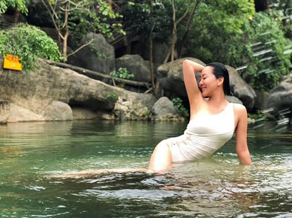 MC Nguyễn Cao Kỳ Duyên, Chiều Xuân... gần 60 có body đủ sexy để mặc bikini-8