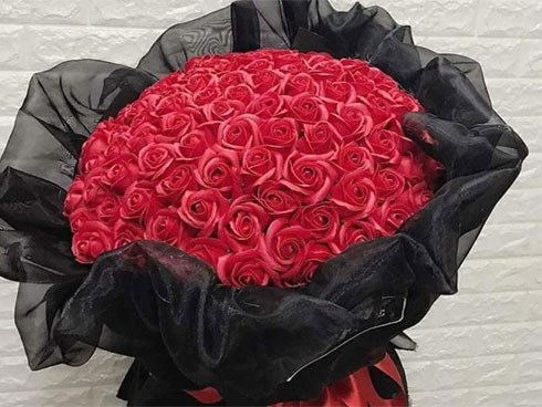 Mua bó hoa rõ đẹp tặng vợ để gây bất ngờ, anh chồng nào ngờ bị tra khảo một câu khóc dở mếu dở