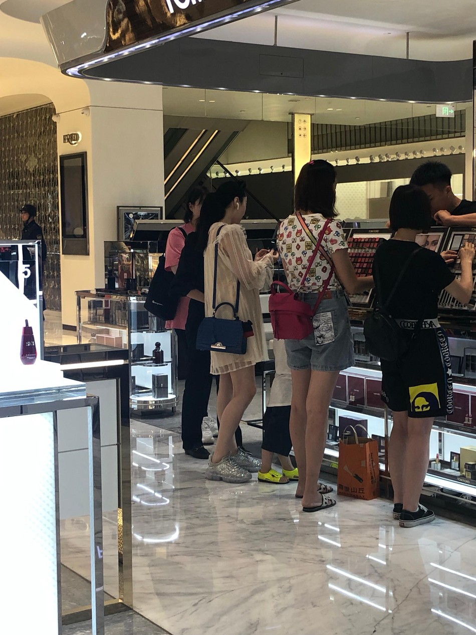 Phạm Băng Băng diện váy dáng rộng đi mua sắm giữa tin đồn mang thai với quan chức-1