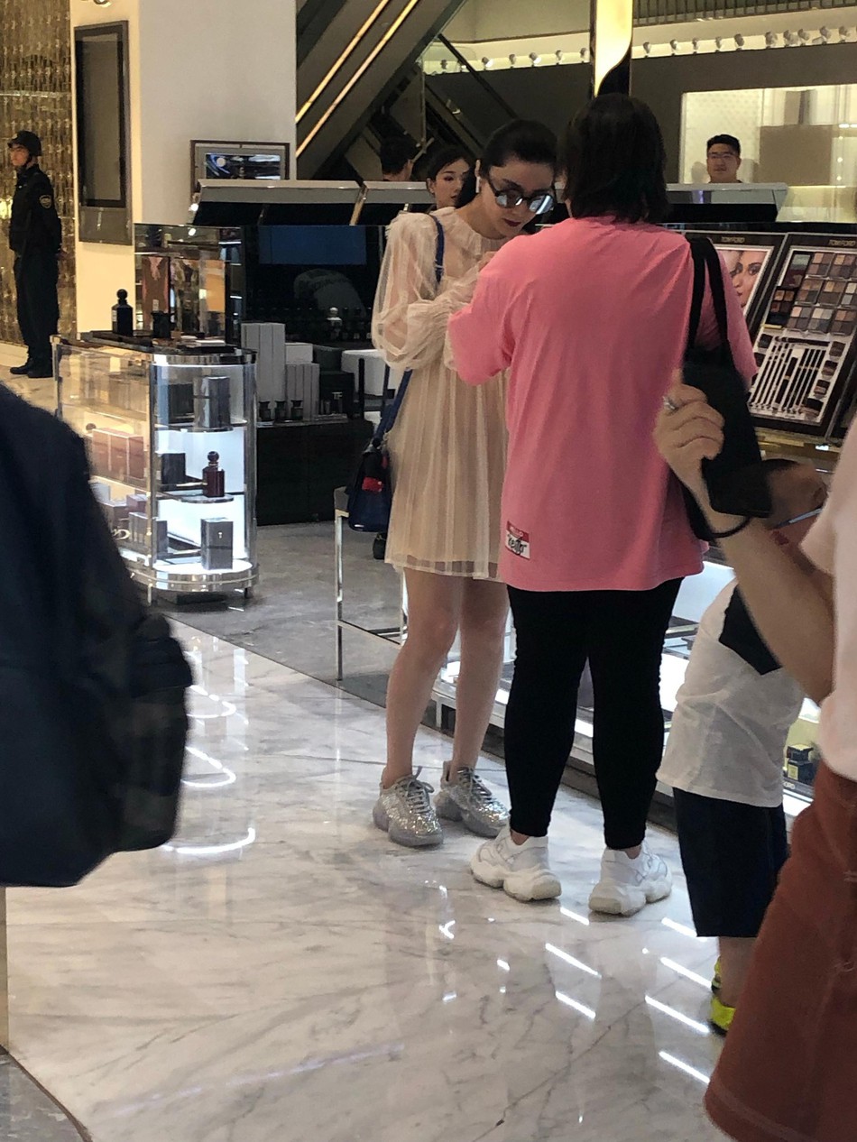 Phạm Băng Băng diện váy dáng rộng đi mua sắm giữa tin đồn mang thai với quan chức-3