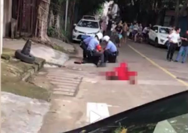 Rùng mình với hình ảnh người đàn ông ngang nhiên đâm bạn gái trên đường giữa thanh thiên bạch nhật chỉ vì tranh chấp tình cảm-1