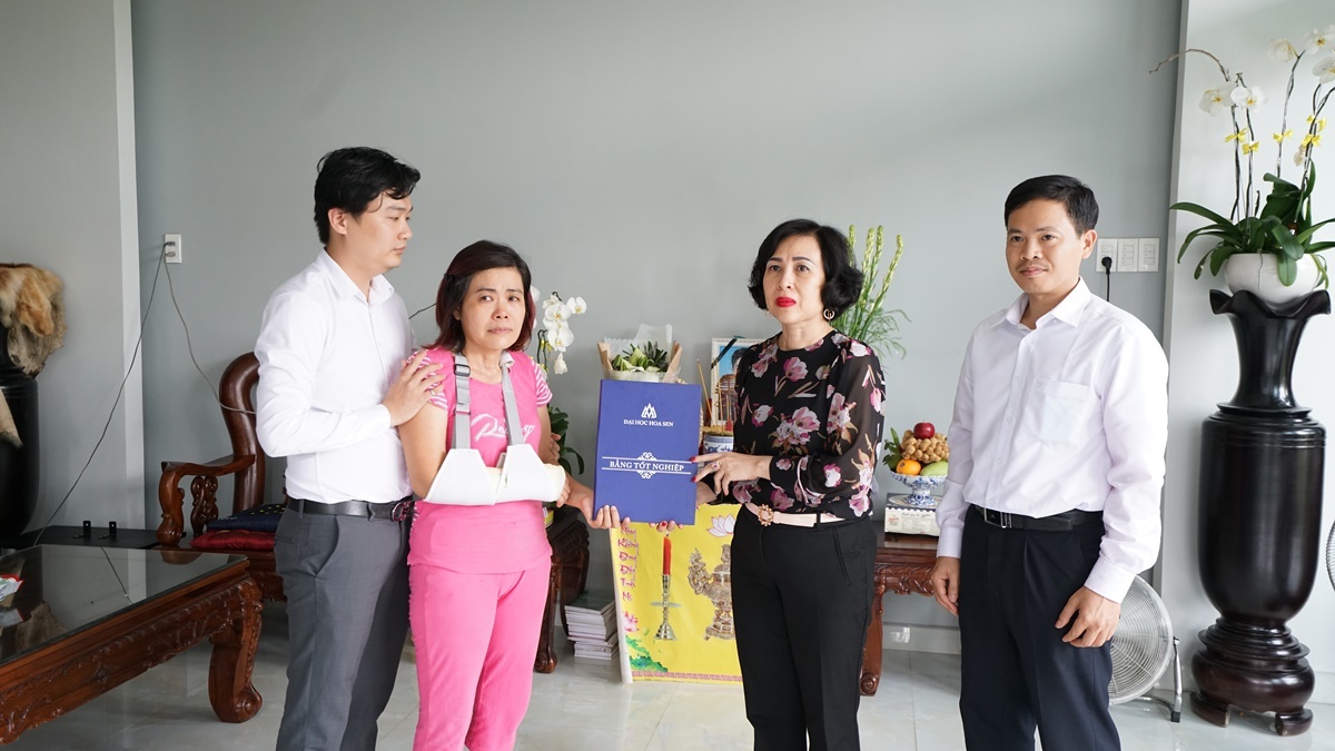 Trường ĐH Hoa Sen trao bằng tốt nghiệp cho người đã khuất-1