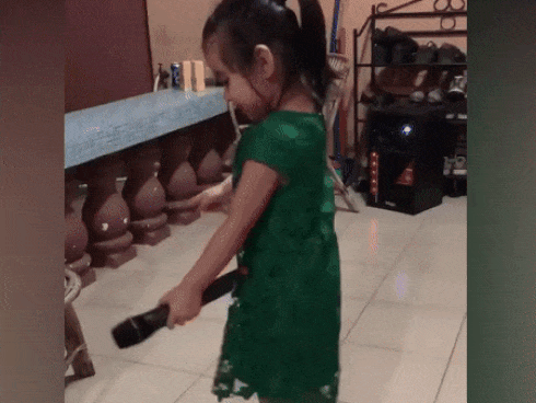 Tan chảy với clip bé gái hát nhép biểu cảm thần thái, nhảy nhót điêu luyện