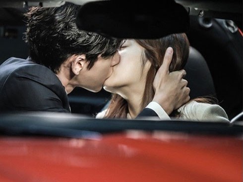 Rủ nhau đổi gió trên ô tô, ngờ đâu cặp vợ chồng trẻ bị chen ngang bởi 1 nhân vật không thể đối phó
