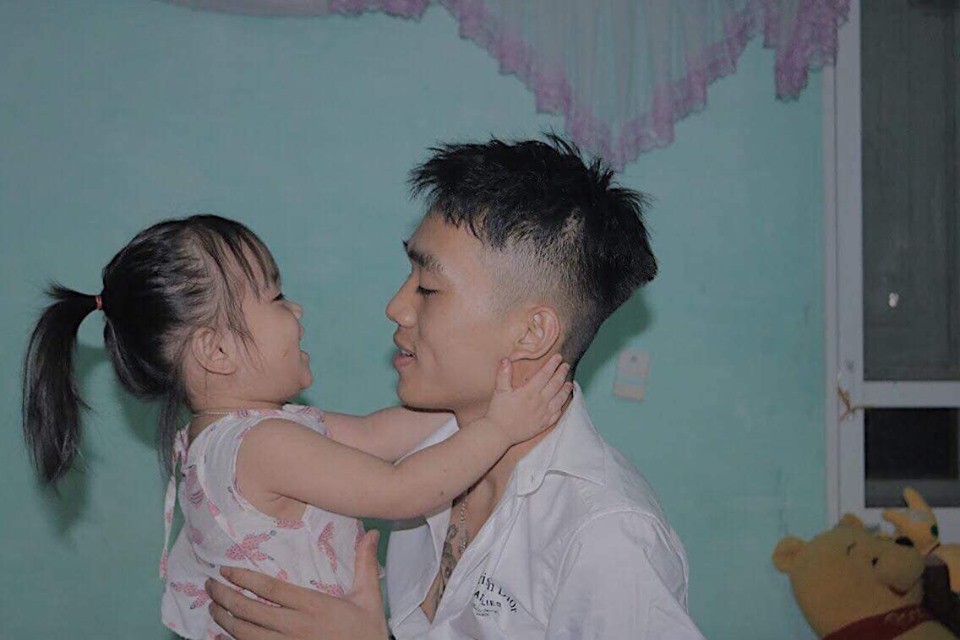 Mặc cho bố dỗ dành sau khi bị mắng, cô bé này vẫn có thái độ khó đỡ khiến dân mạng phải ôm bụng cười ngất-2