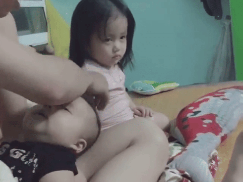 Chào đời còn nằm trong bọc ối, em bé chớp mắt mỉm cười cực đáng yêu-1