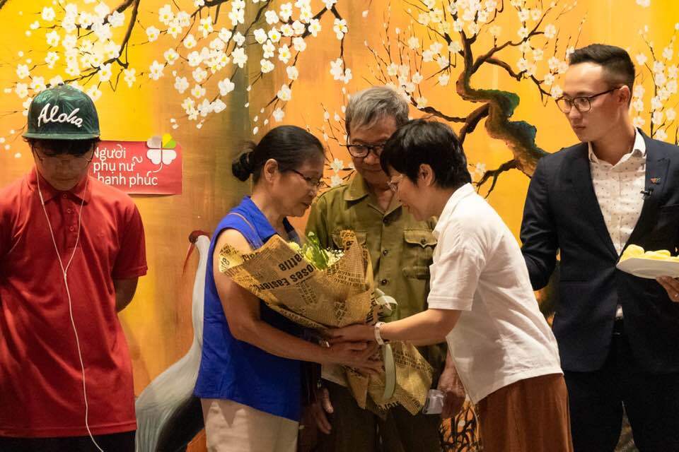 MC Thảo Vân khóc như mưa khi bố mẹ Công Lý đến thăm sau khi ly hôn-5