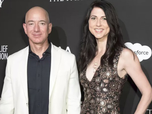 HOT: Tỷ phú Amazon xuất hiện công khai, trao nụ hôn đắm đuối bên người tình nhưng nhan sắc của kẻ thứ 3” khiến ai cũng giật mình phát sợ-10