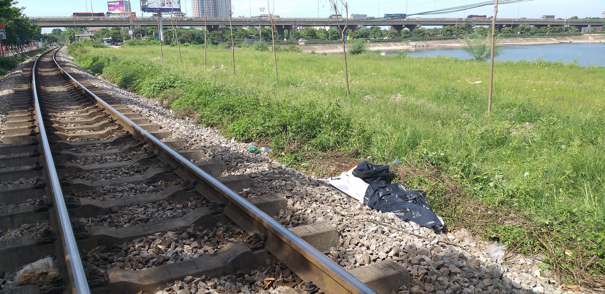 Nhân chứng kể lại lúc người đàn ông bị tàu hỏa tông chết: Tôi kêu mà không nghe, ổng ngồi sát đường tàu để đi vệ sinh-5