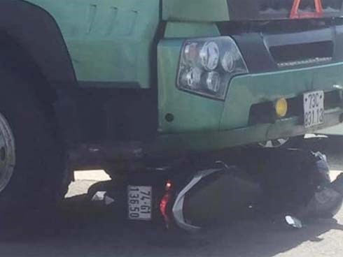 Nữ sinh viên trên đường đi học thì va chạm với xe bồn, thi thể không còn nguyên vẹn