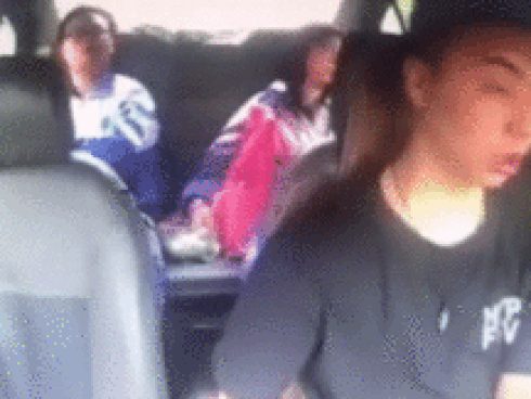 Hai mẹ con đỗ xe bên lề đường buôn chuyện bị xe bản tải húc văng-1