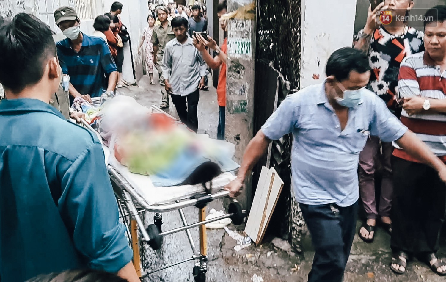 Cha mẹ nữ sinh 19 tuổi khóc cạn nước mắt, ngã quỵ khi quay lại hiện trường nhận thi thể con gái-4