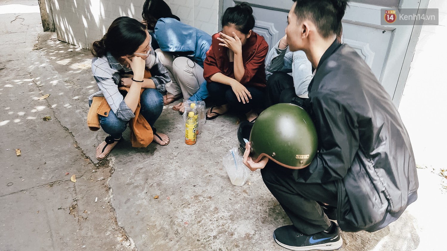 Cha mẹ nữ sinh 19 tuổi khóc cạn nước mắt, ngã quỵ khi quay lại hiện trường nhận thi thể con gái-8