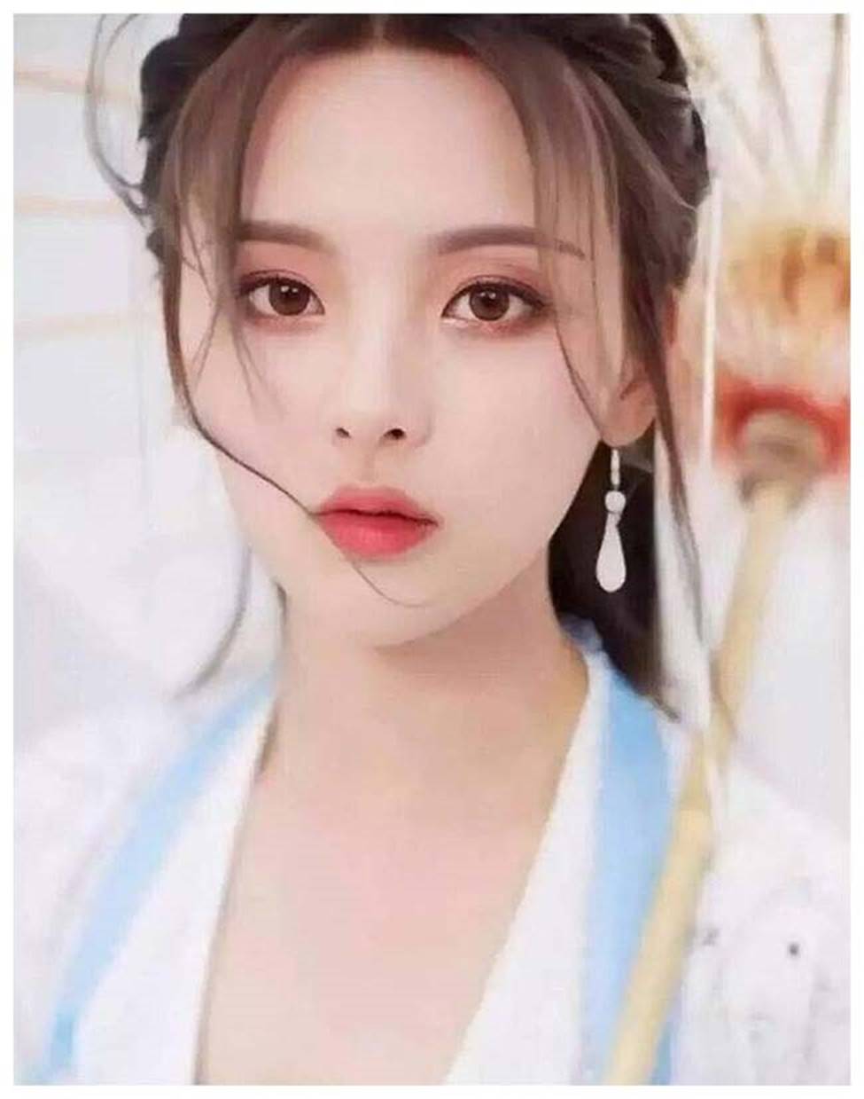 Cô thôn nữ 21 tuổi được phong đẹp nhất Trung Quốc bị ném đá vì nghi mặt nhân tạo-2