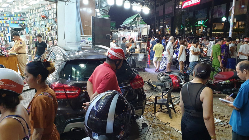 Bất ngờ nguồn gốc xe Mercedes nữ tài xế lái tông người nằm la liệt ở Sài Gòn-2