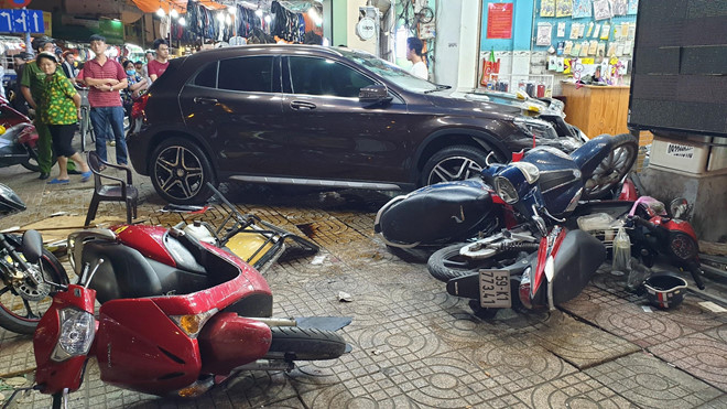 Bất ngờ nguồn gốc xe Mercedes nữ tài xế lái tông người nằm la liệt ở Sài Gòn-3