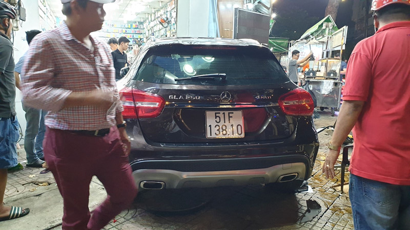 Bất ngờ nguồn gốc xe Mercedes nữ tài xế lái tông người nằm la liệt ở Sài Gòn-4
