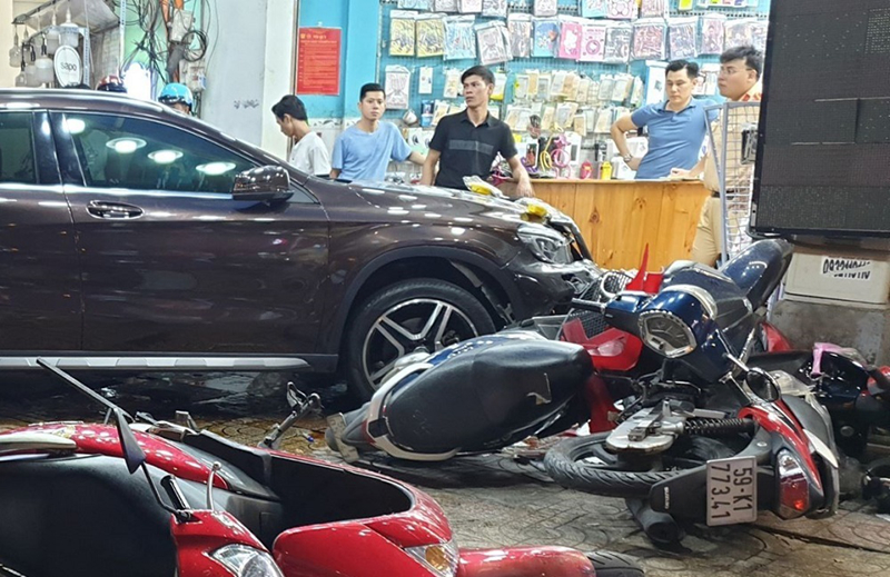 Bất ngờ nguồn gốc xe Mercedes nữ tài xế lái tông người nằm la liệt ở Sài Gòn-7
