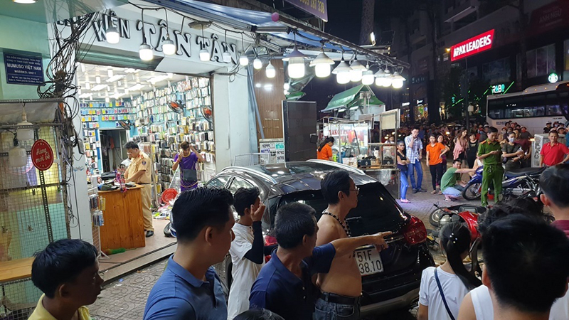 Bất ngờ nguồn gốc xe Mercedes nữ tài xế lái tông người nằm la liệt ở Sài Gòn-11