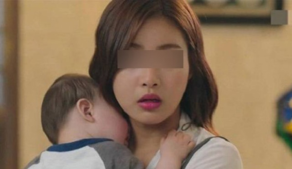 Thấy đứa trẻ rất giống chồng tại công trường, vợ phát hiện sự thật không tưởng-1