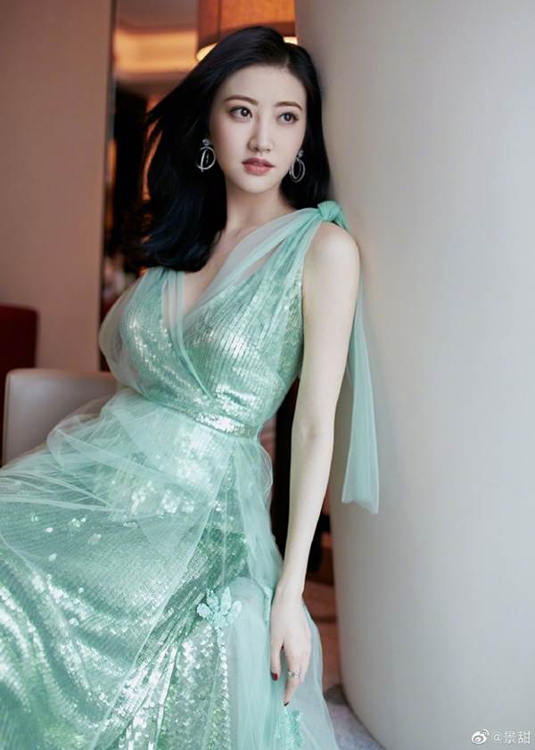 ‘Đệ nhất mỹ nữ Bắc Kinh’ Cảnh Điềm diện đầm xẻ sâu, lấp ló ngực đầy-6