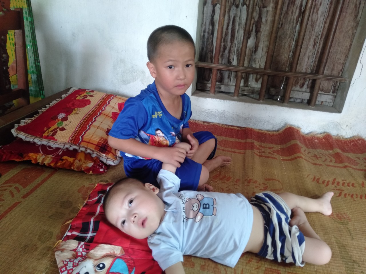 Con trai lớn 5 tuổi mắc bệnh tim, đứa bé 1 tuổi liệt tứ chi, người mẹ nuốt nước mắt cầu xin một cơ hội để cứu con-1