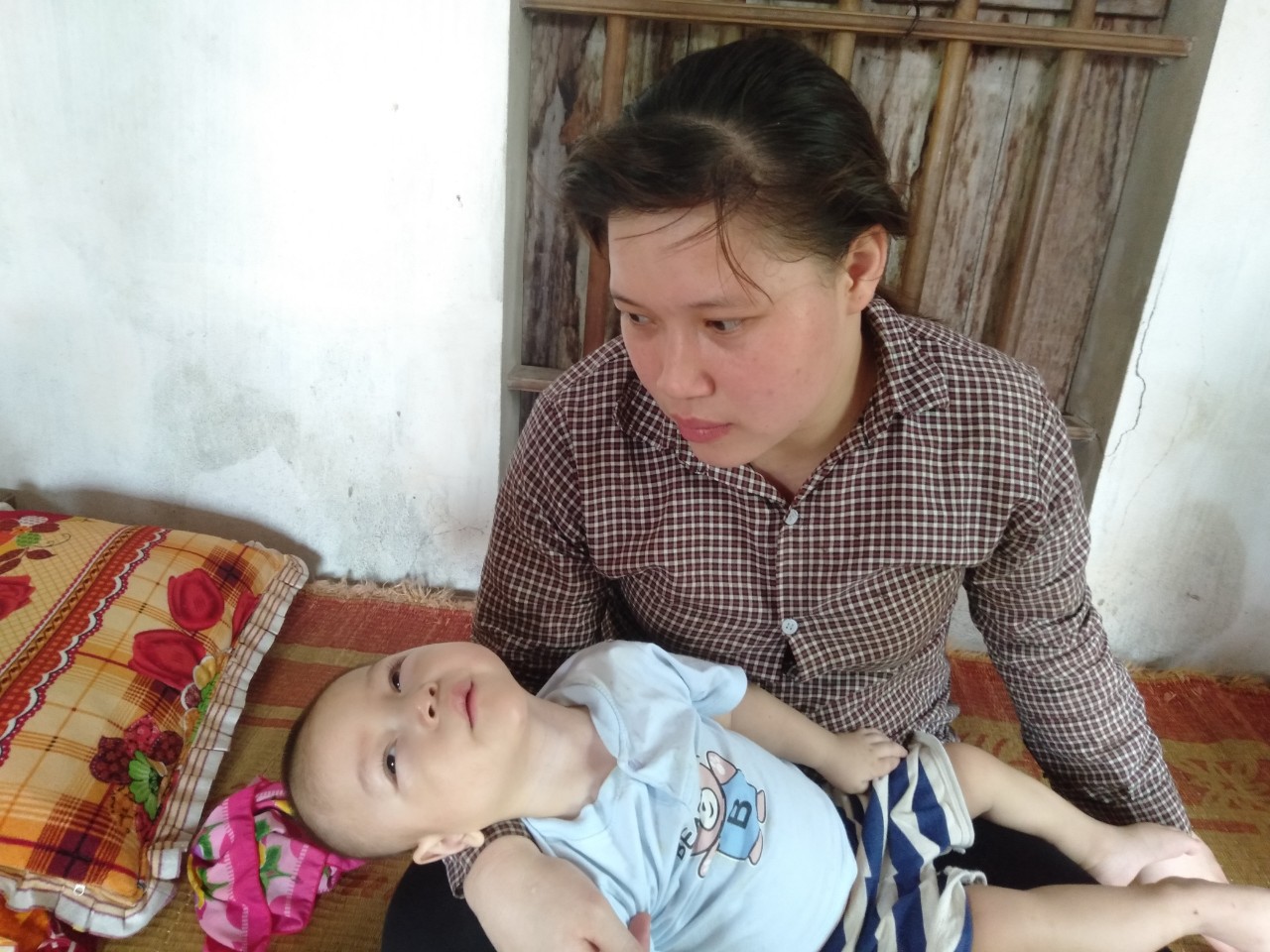 Con trai lớn 5 tuổi mắc bệnh tim, đứa bé 1 tuổi liệt tứ chi, người mẹ nuốt nước mắt cầu xin một cơ hội để cứu con-5