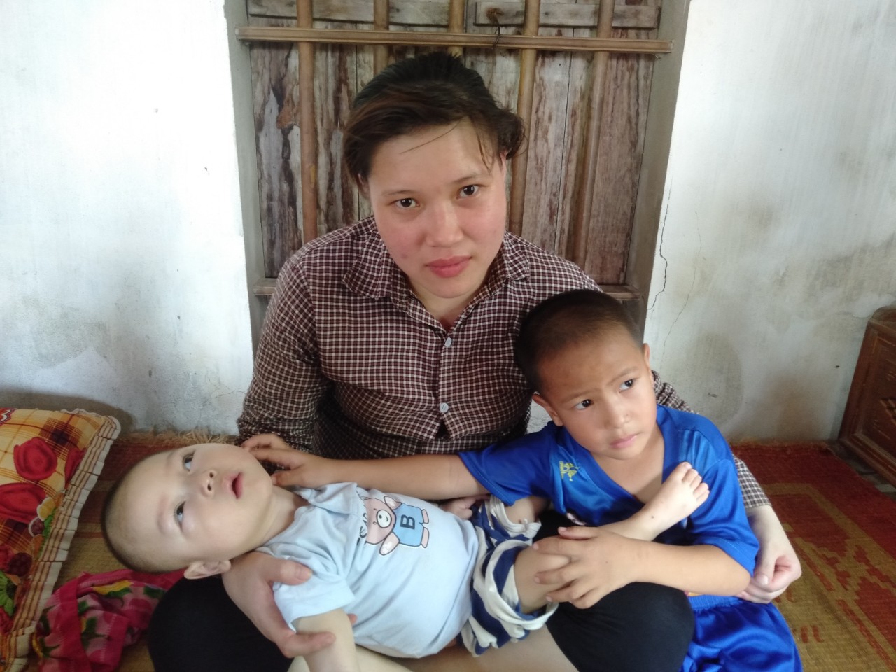 Con trai lớn 5 tuổi mắc bệnh tim, đứa bé 1 tuổi liệt tứ chi, người mẹ nuốt nước mắt cầu xin một cơ hội để cứu con-9