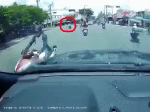 Clip: Nữ ninja dựng xe giữa đường quốc lộ để sử dụng điện thoại khiến dân mạng chào thua-1