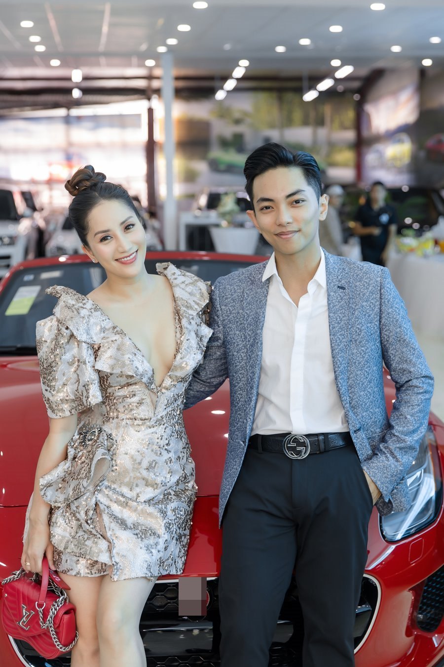 Khánh Thi khoe vòng 1 gợi cảm bên chồng trẻ Phan Hiển-1