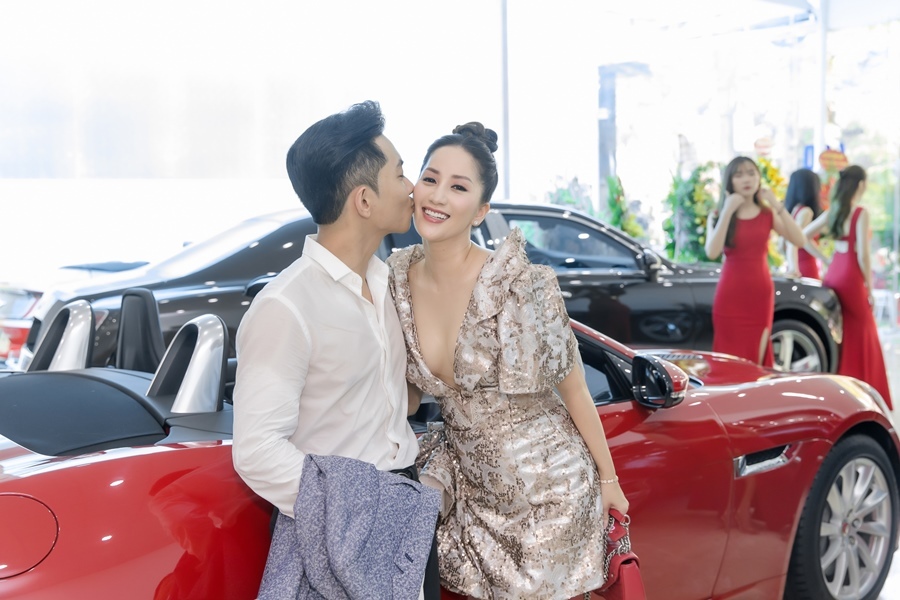 Khánh Thi khoe vòng 1 gợi cảm bên chồng trẻ Phan Hiển-2