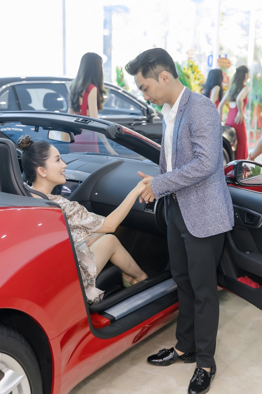 Khánh Thi khoe vòng 1 gợi cảm bên chồng trẻ Phan Hiển-6