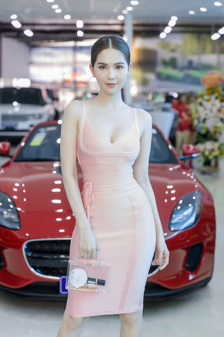 Khánh Thi khoe vòng 1 gợi cảm bên chồng trẻ Phan Hiển-7