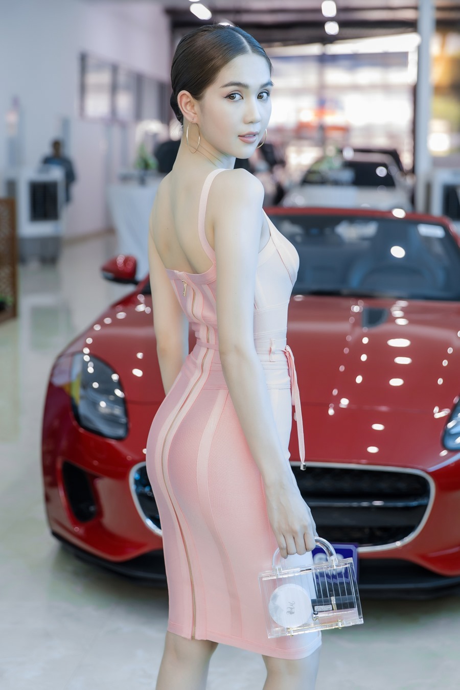 Khánh Thi khoe vòng 1 gợi cảm bên chồng trẻ Phan Hiển-8