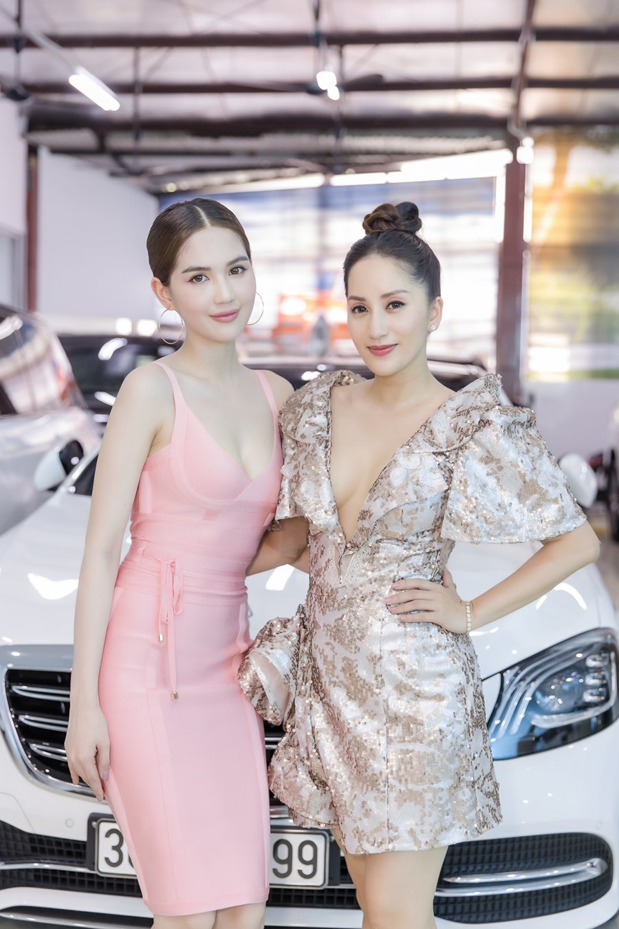 Khánh Thi khoe vòng 1 gợi cảm bên chồng trẻ Phan Hiển-9