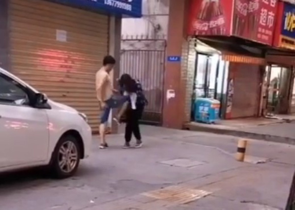 Đàn ông say rượu tát cô gái giữa đường gần 20 phút nhưng thái độ của người đi đường mới đáng sợ-1