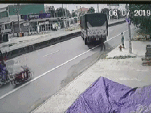 Xe khách tông trúng xe tải đang lấy cua để lùi gây tranh cãi